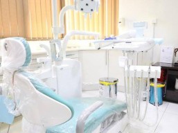 كشف + ازالة الرواسب الجيرية البسيطة + تنظيف وتلميع الاسنان + خطة علاجية