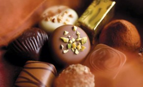 اطلب 1 كغ شوكولا بلجيكي واحصل على قالب كيك مجاناً