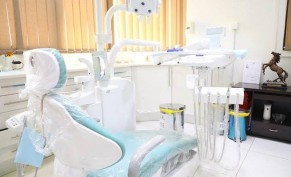 كشف + ازالة الرواسب الجيرية البسيطة + تنظيف وتلميع الاسنان + خطة علاجية