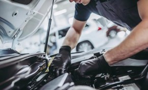 مع صيانة ايي قطعة  يقدم تعيير الابواب والكبوت وتزييتهم مع تلميع القطعة مجاناً