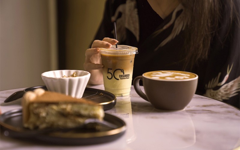 مقهى خمسون درجة